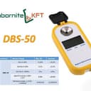 Žltý digitálny refraktometer s otvoreným krytom, nápisom DBS-50 a anglickou tabuľkou údajov.