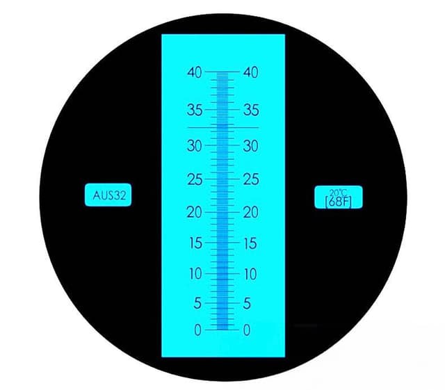 Optická stupnica 0–40 s nápismi AUS32 a 20 °C (68 °F).