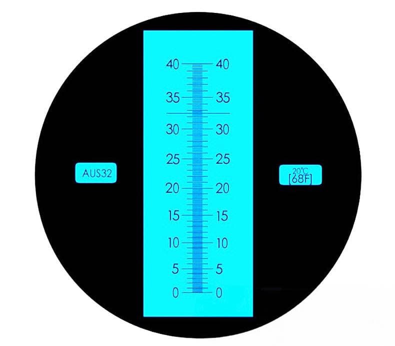 Optická stupnica 0–40 s nápismi AUS32 a 20 °C (68 °F).